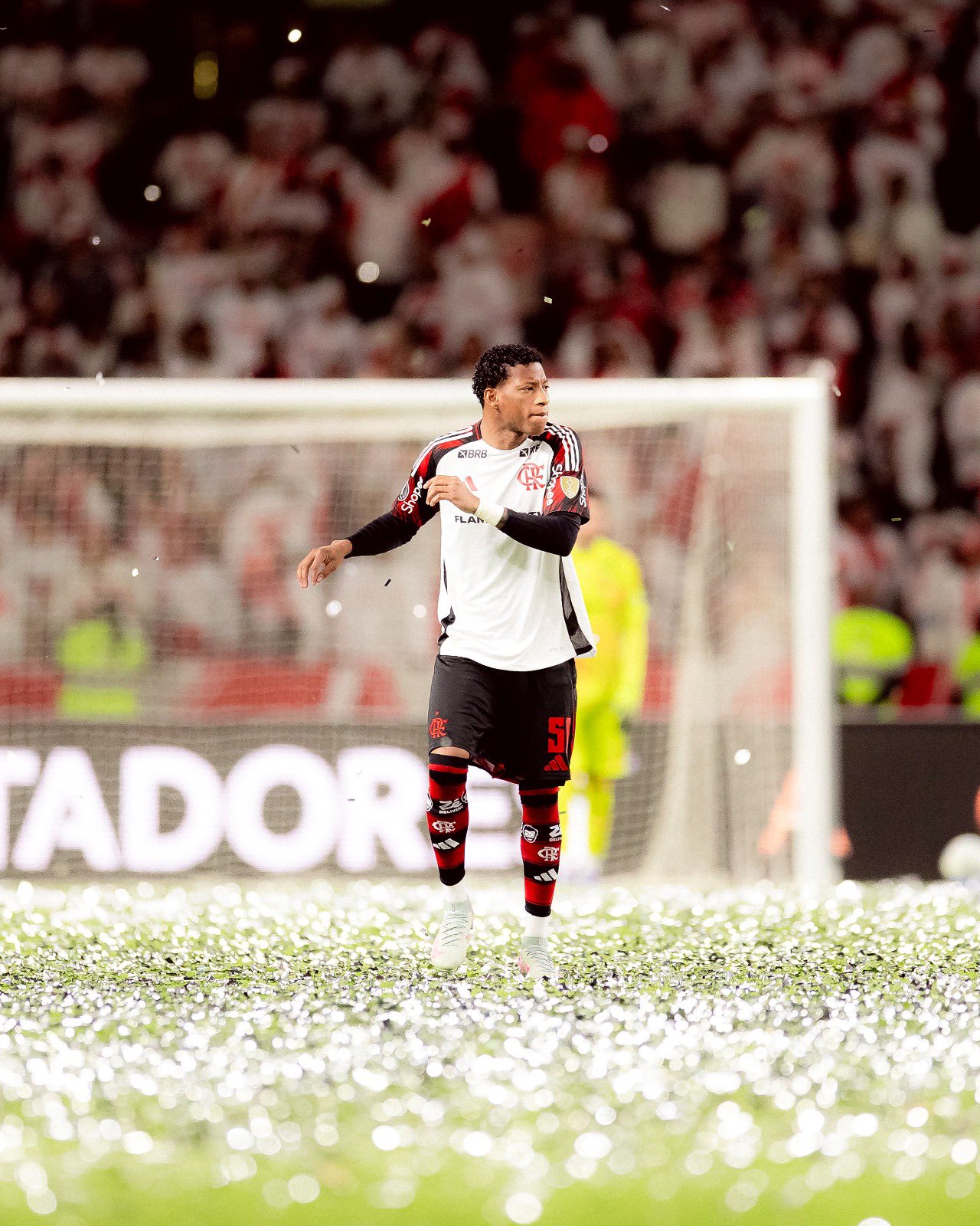 Gonzalo Plata se aquecendo esperando o apito inicial. Foto: Reprodução Adriano Fontes/Flamengo