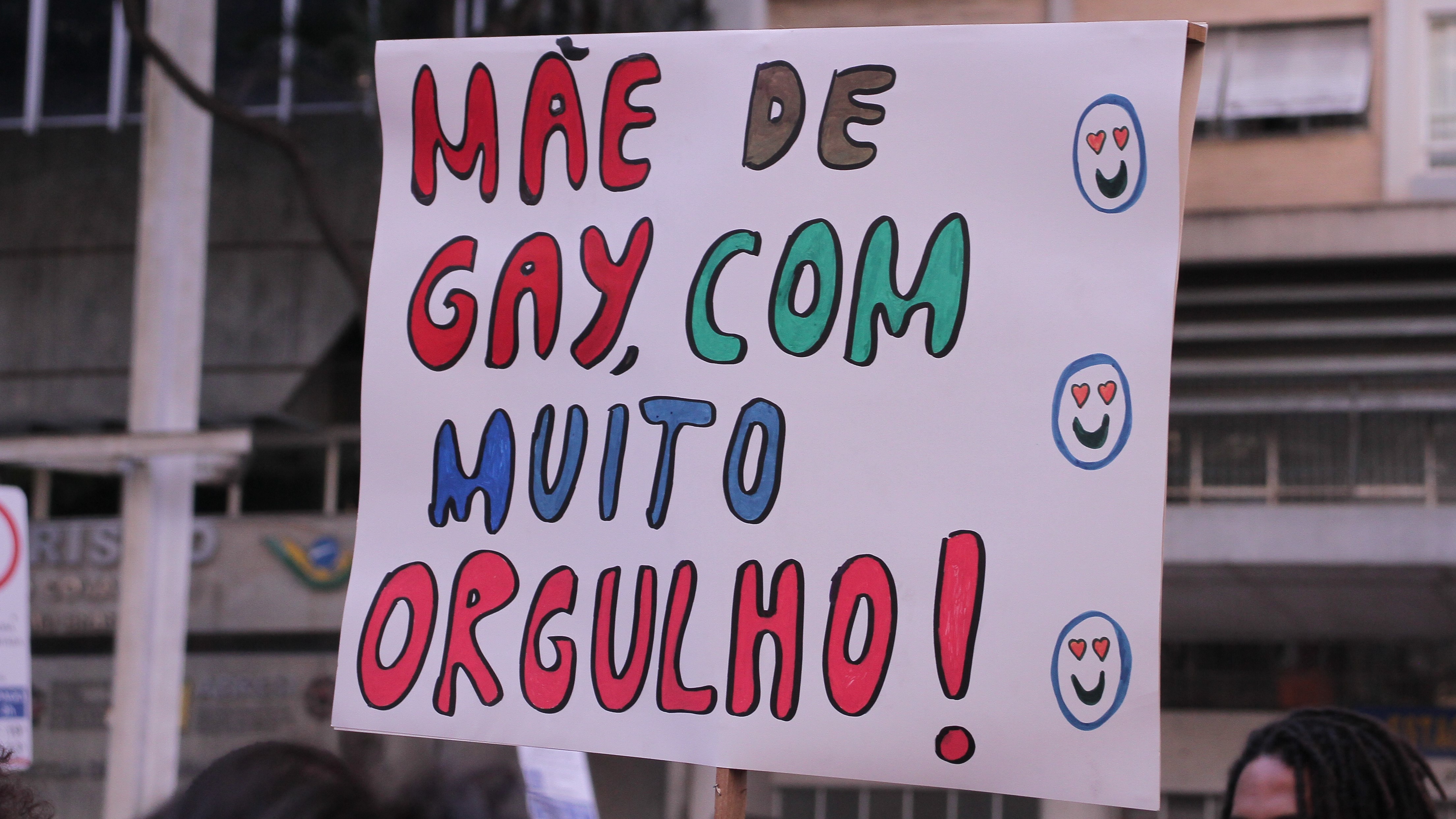 Cartaz usado por ONG na parada LGBTQIA+.