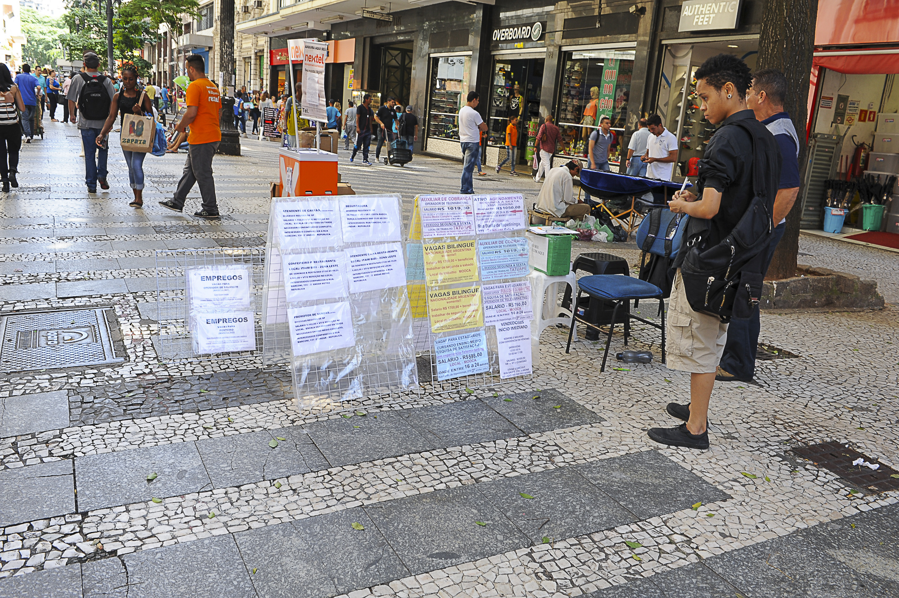 Pessoas procuram emprego no centro de São Paulo. Foto: Marcos Santos/USP Imagens