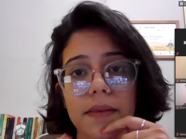 Emily Costa falando de seu trabalho jornalístico em Roraima