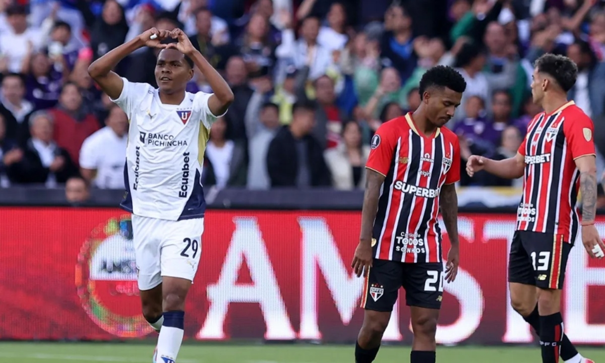 Na esquerda, jogador do LDU faz sinal de coração em comemoração. Na direita, jogadores do São Paulo estão cabisbaixo com a situação