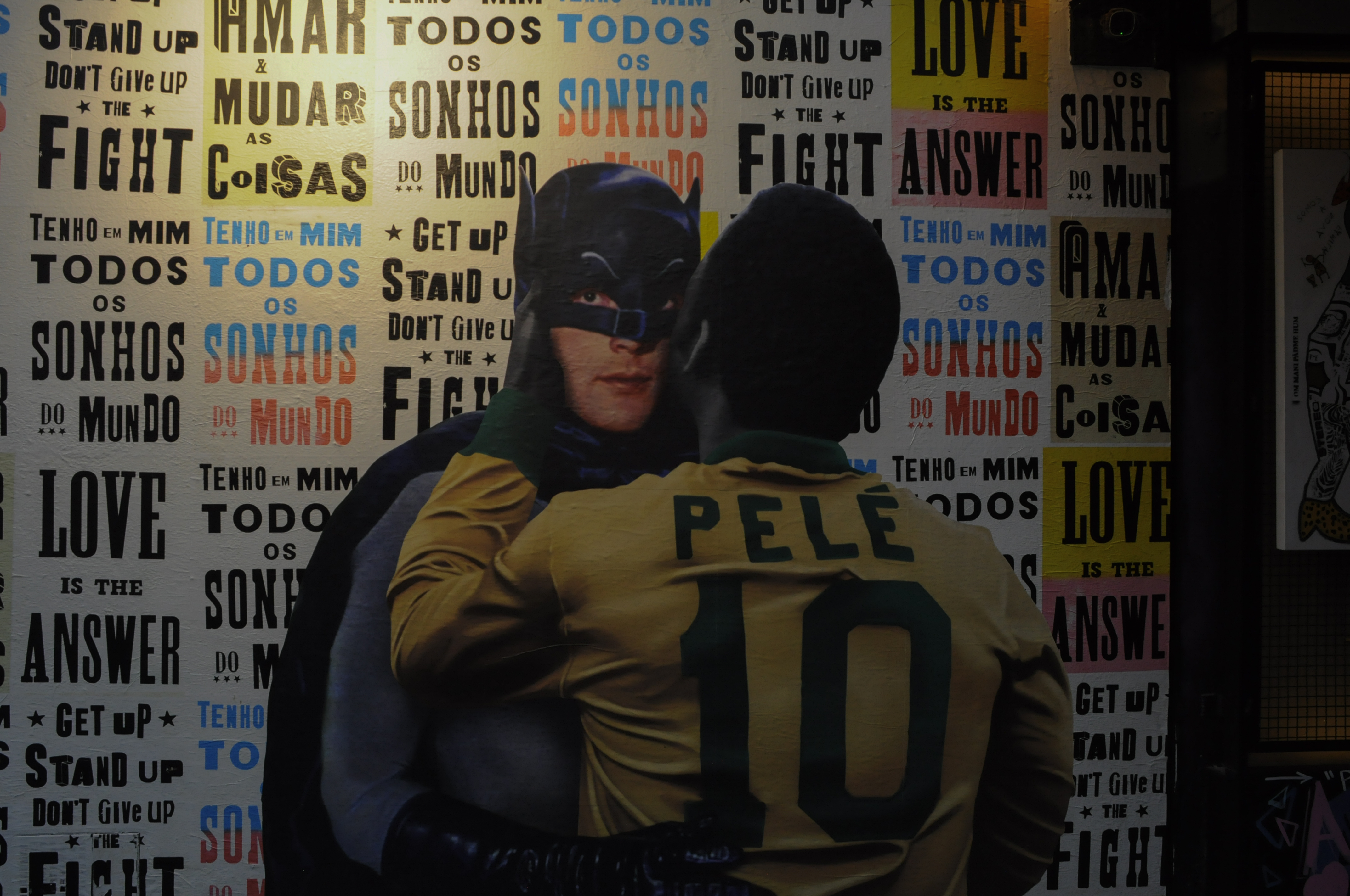 Batman abraçando Pelé