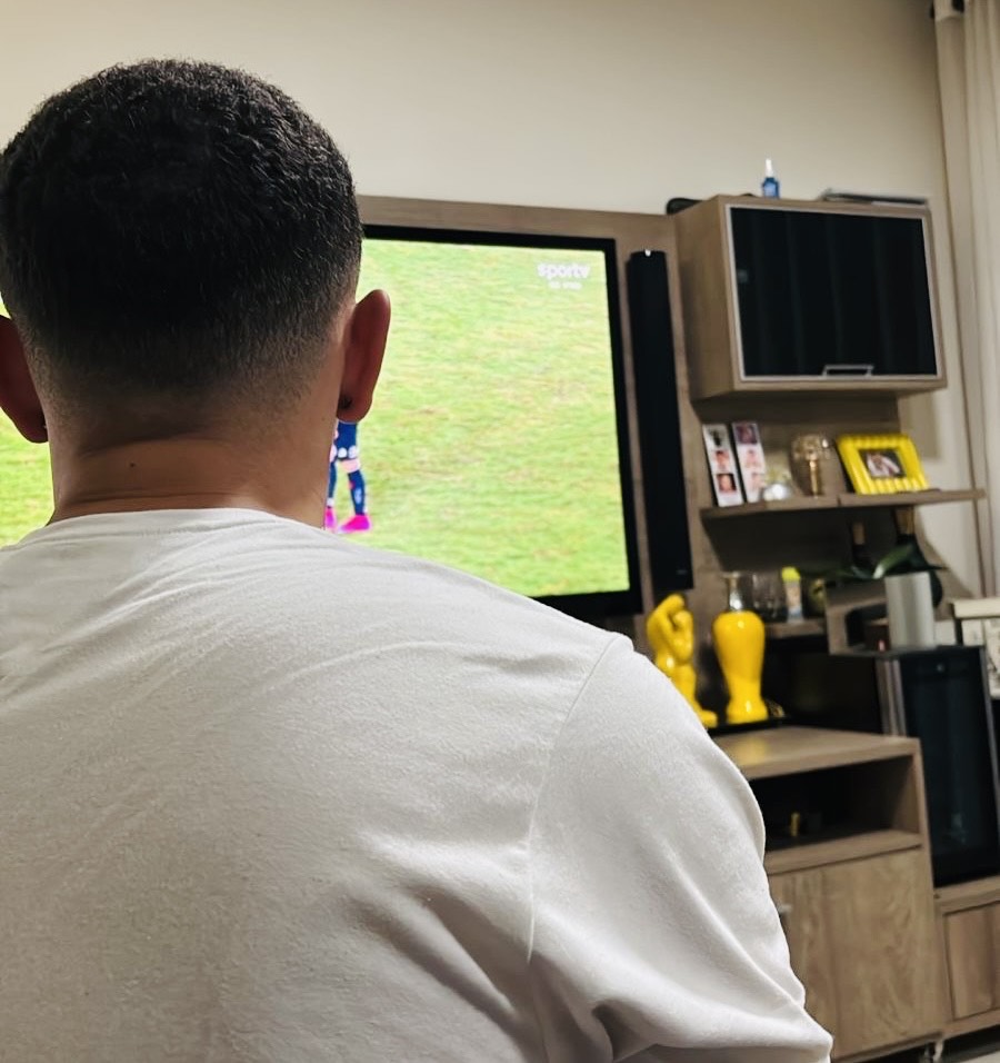 Henrique de Lira assistindo jogo de futebol através de pirataria em sua casa