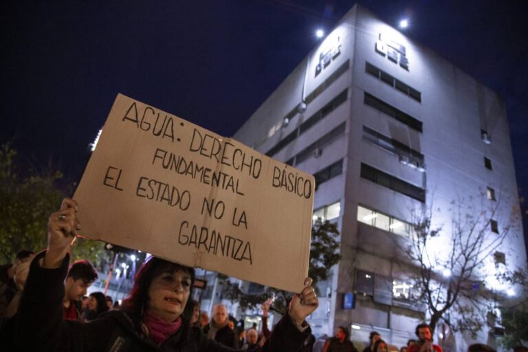 Manifestantes seguram cartazes contra a política da seca em Montevidéu