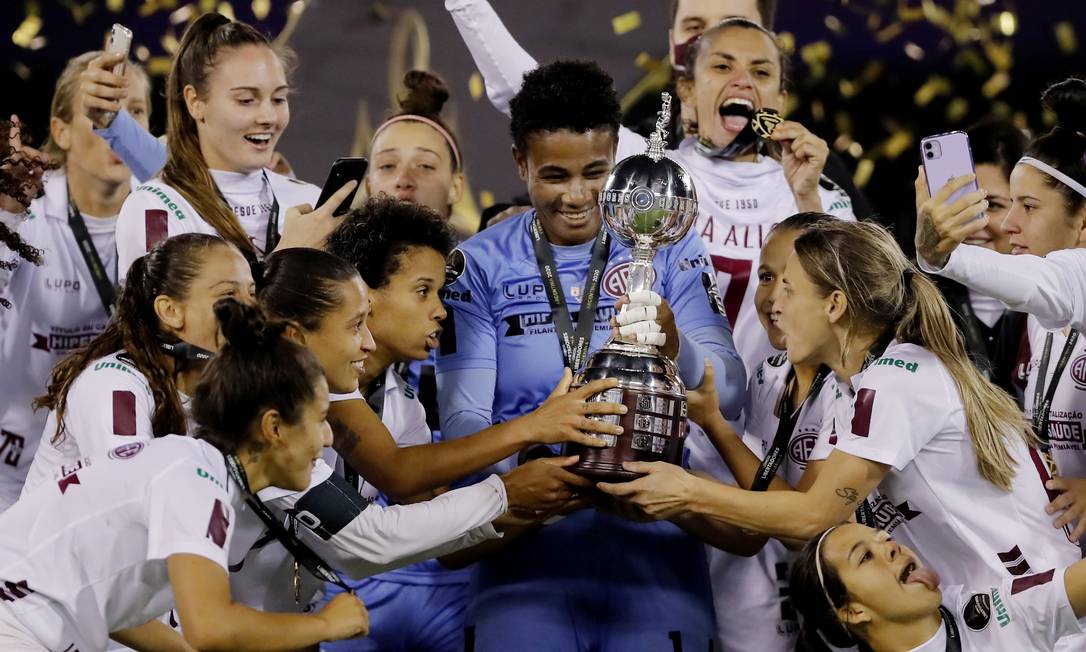 Jogadoras da Ferroviária comemoram o bicampeonato da Libertadores da América