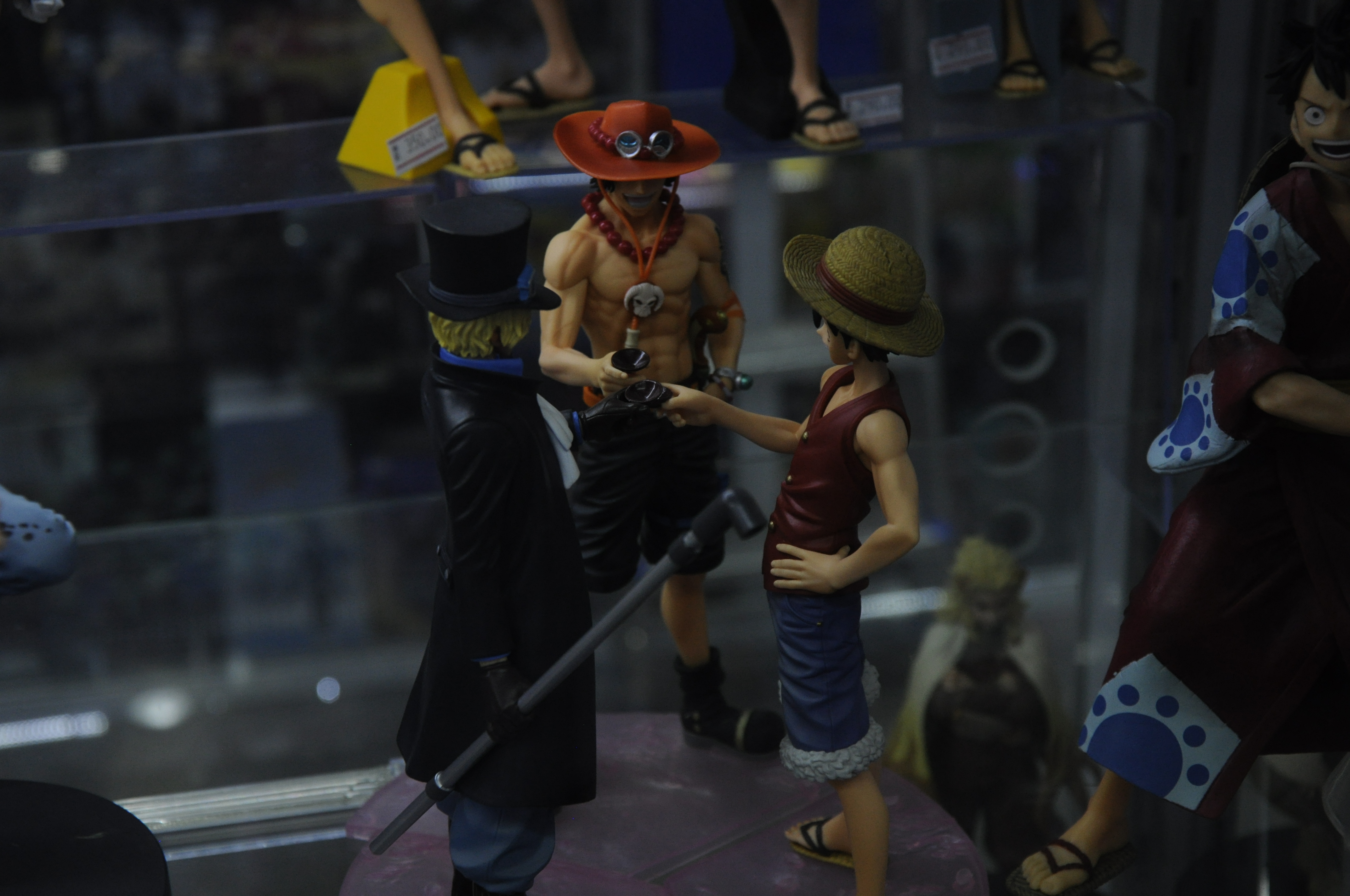 Action figures de Ace, Luffy e Sabo, personagens de One Piece. 