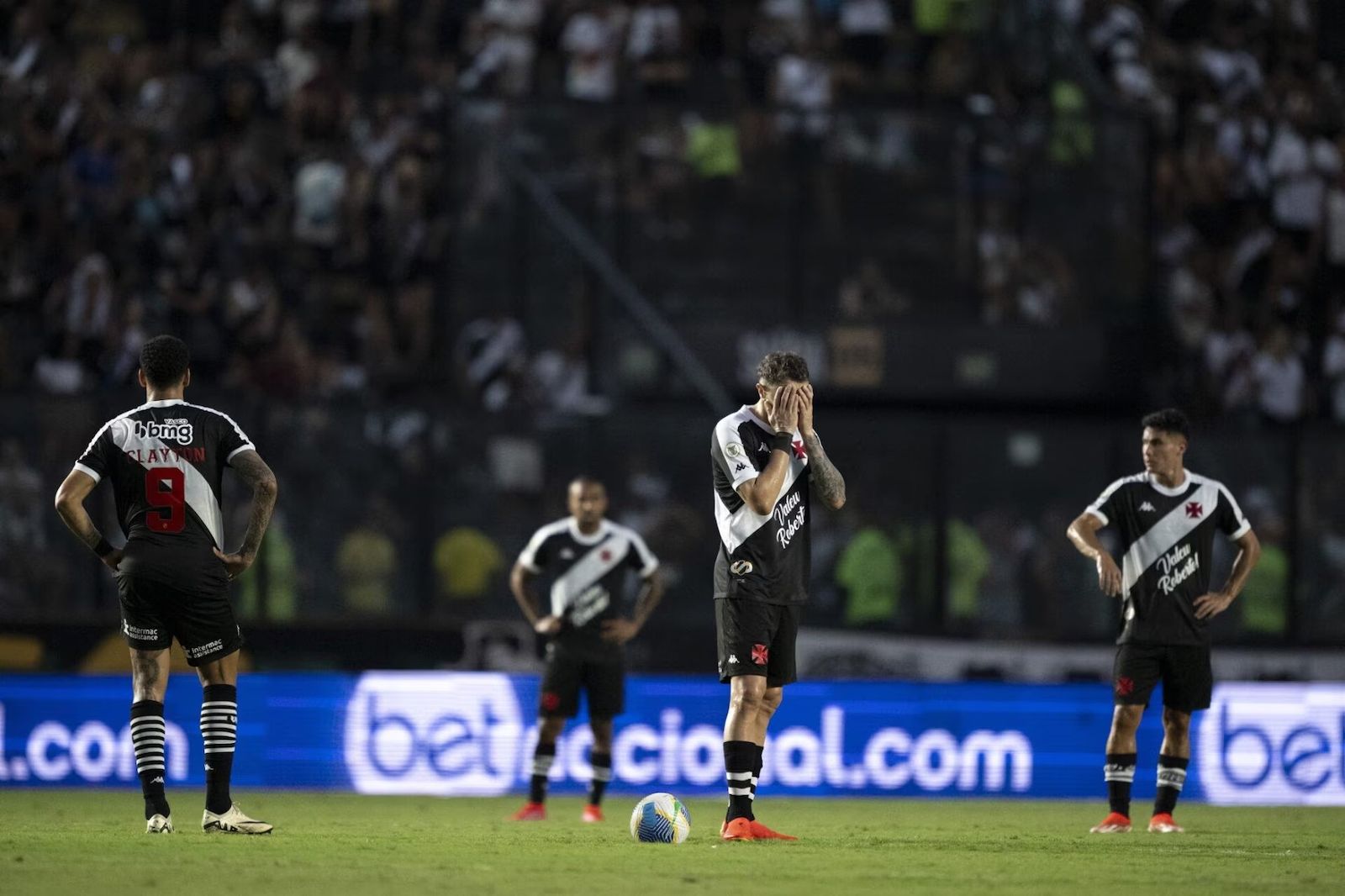 Jogadores do Vasco lamentam goleada sofrida em São Januário, pela quarta rodada do Brasileirão 2024 Foto: Jorge Rodrigues/AGIF
