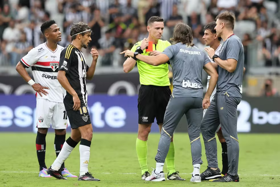  Zubeldía é expulso após invadir o campo na partida entre Atlético-MG e São Paulo. (Foto: Reprodução/Clube Atlético Mineiro 