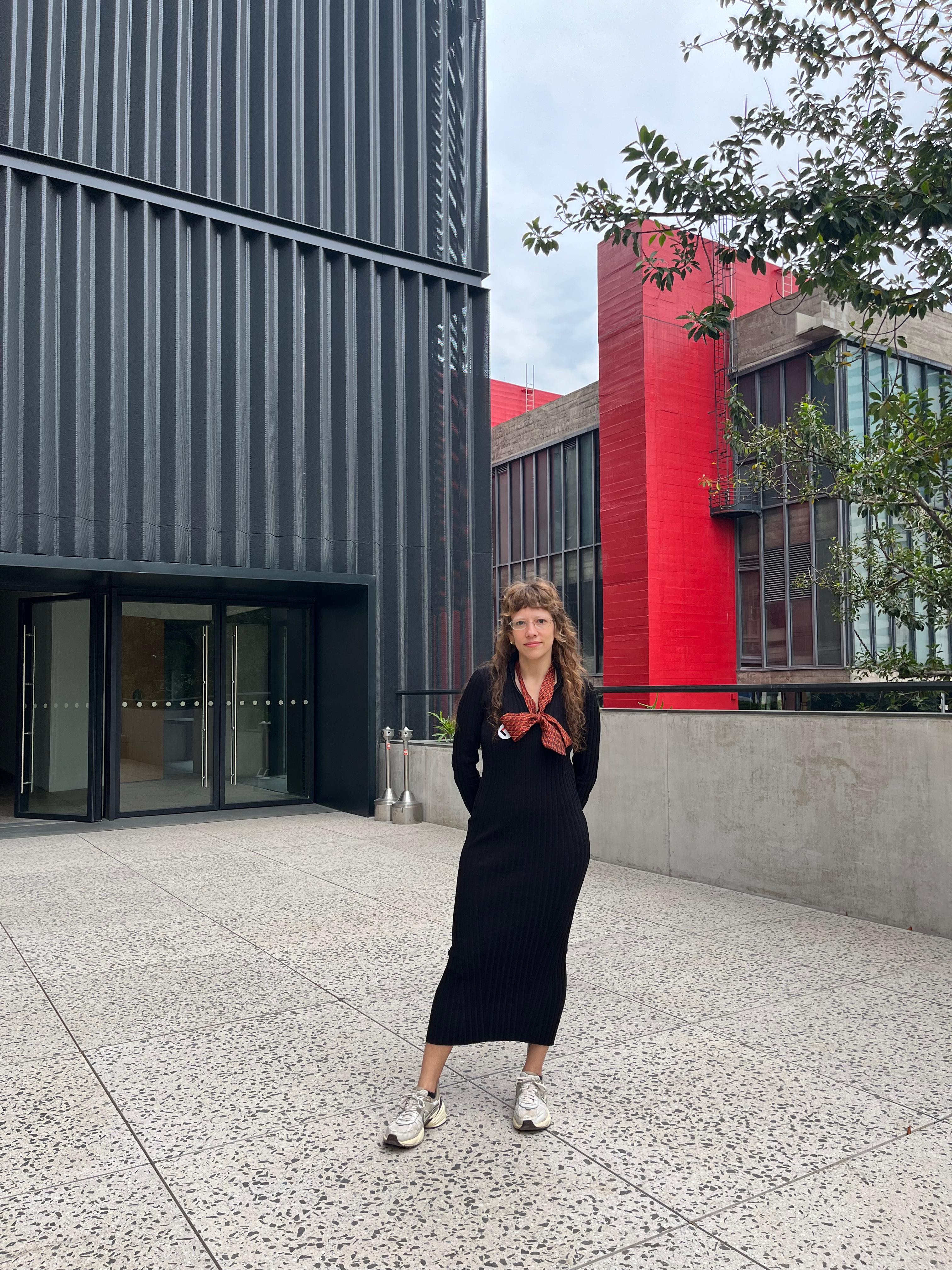 Camila Gregori, artista e escritora, visita o anexo Pietro Maria Bardi