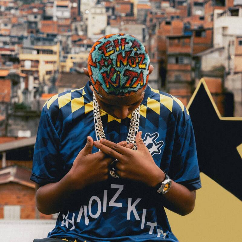 Capa do álbum “Eh Noiz Ki Tá” expressa a estética da música periférica. Reprodução: Instagram @mchariel