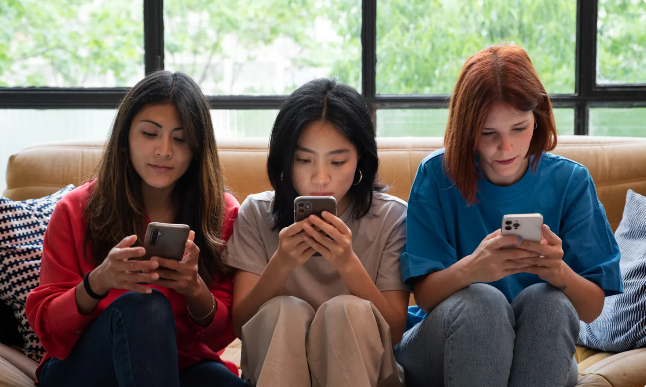 Jovens entretidas por seus smartphones. Foto: Reprodução