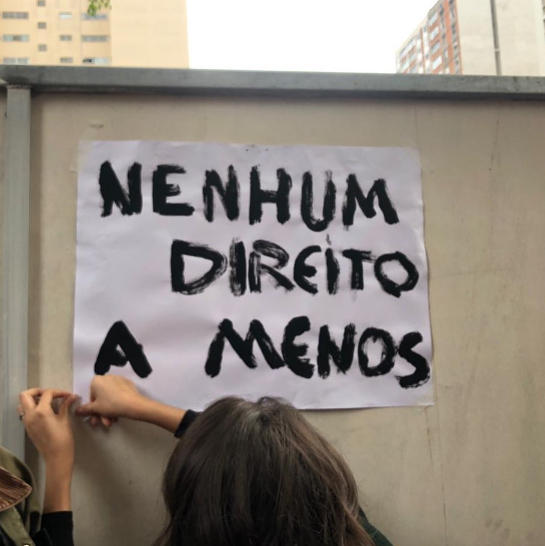 Cartaz com os dizeres “nenhum direito a menos” foi colocado em frente ao edifício da FUNDASP por estudantes. Reprodução: Instagram/ APROPUC. O post pode ser visualizado através do link.