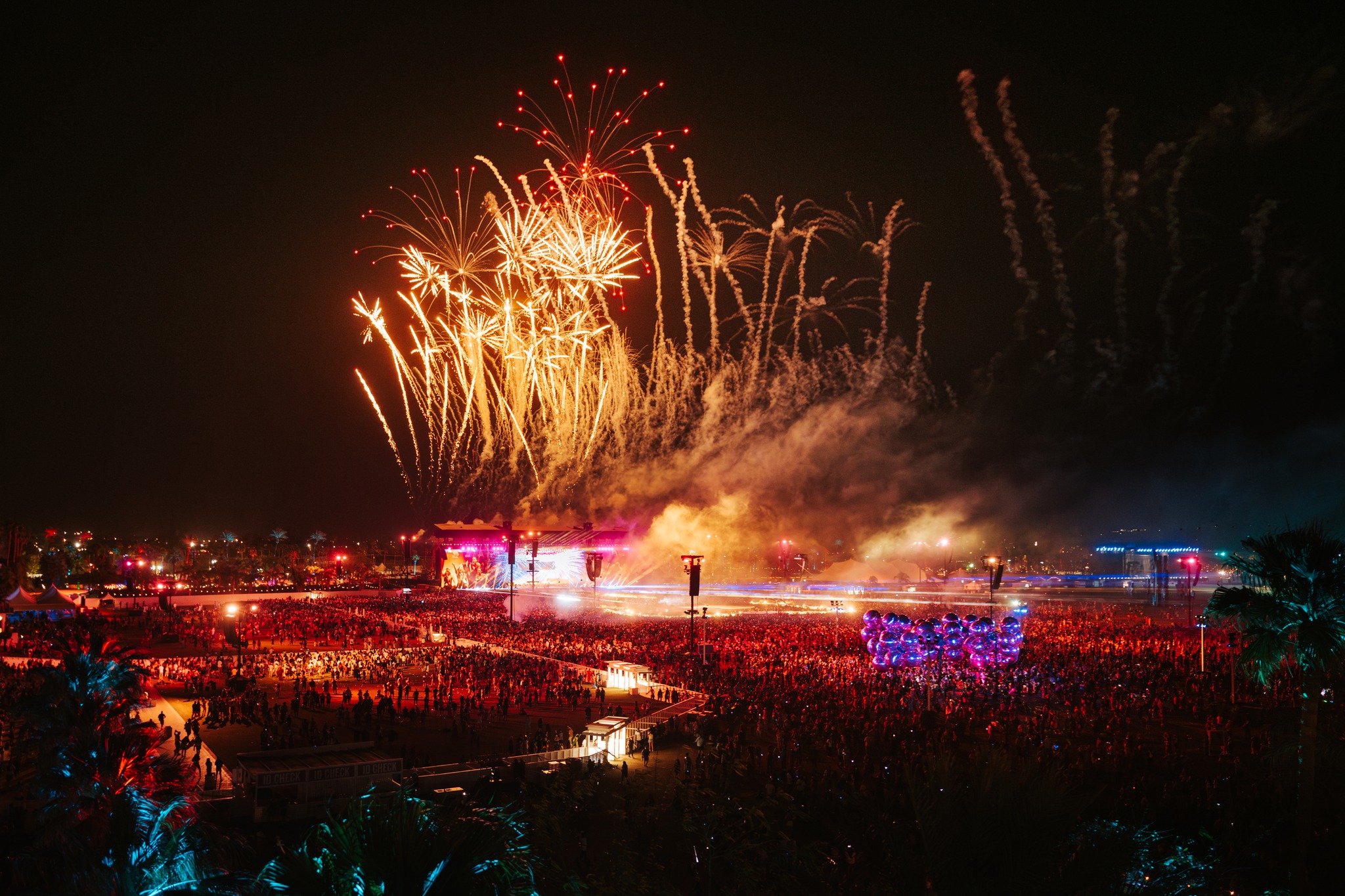 Fogos de artifício sendo liberado do palco do Coachella 2023