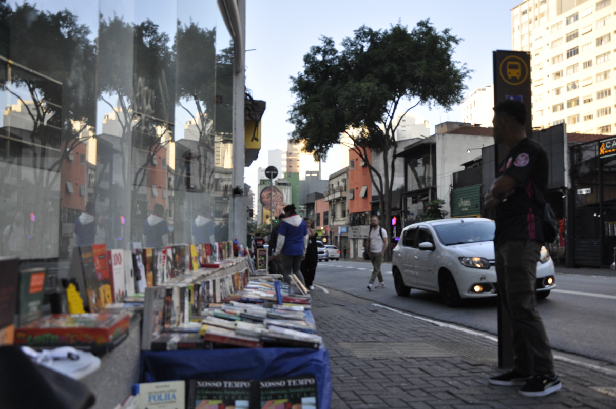 venda de livros na calçada da Augusta