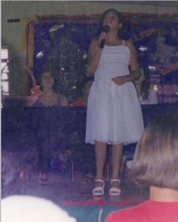 Elisa em sua primeira apresentação na escola, em que, pela primeira vez, foi recebida com adoração por seus colegas. Reprodução: Acervo pessoal/Elisa Dias