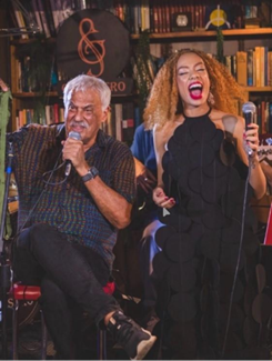 Elisa cantando com Danilo Caymmi no Sarau Brasilis. Fonte: Acervo Pessoal/Elisa Dias