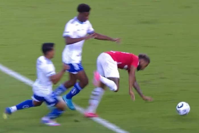 Arbitragem é críticada por expulsão de Jonathan Jesus no jogo entre Internacional e Cruzeiro. (Foto: Reprodução/Transmissão)