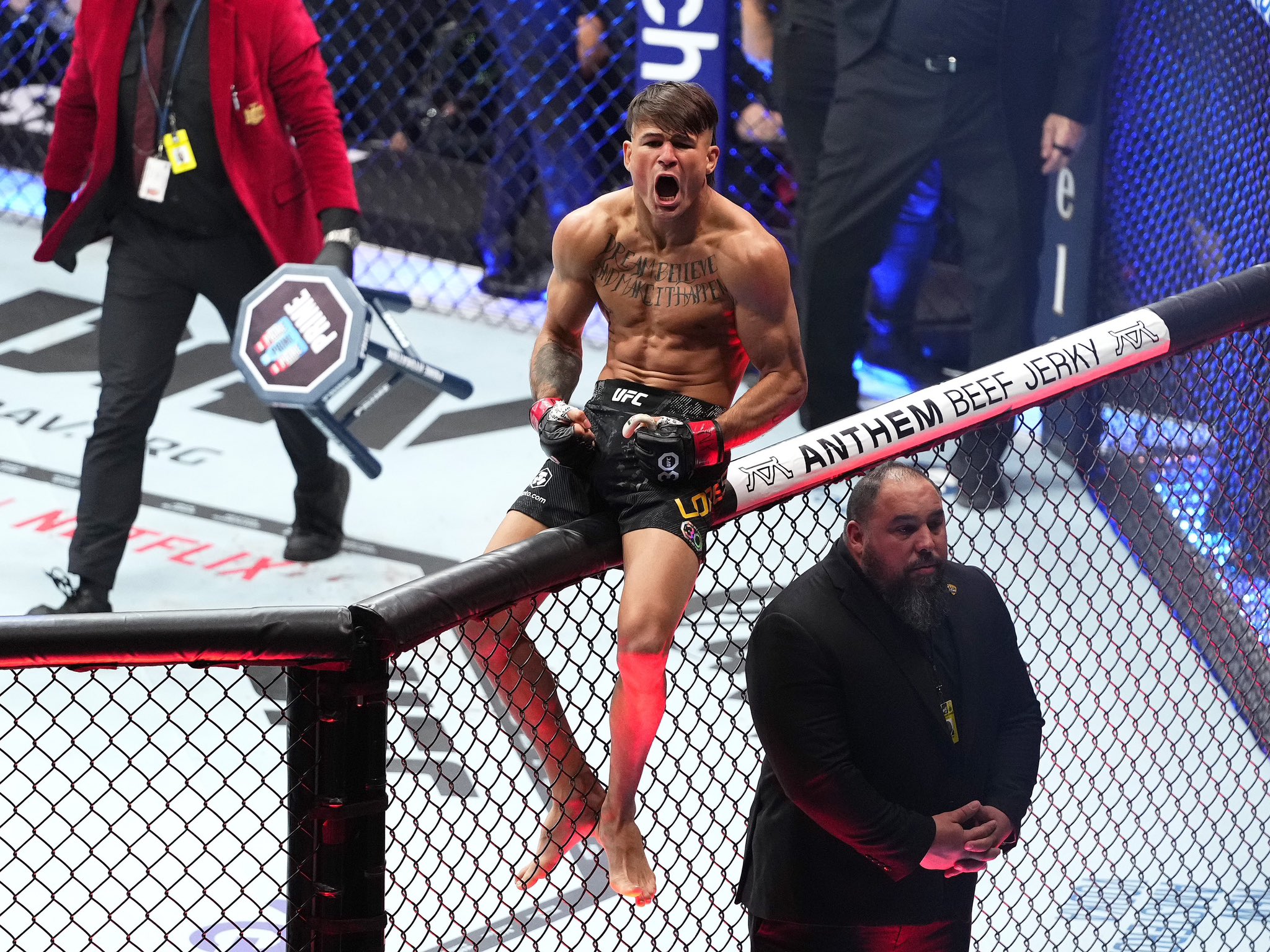 Diego Lopes vibrando sua vitória por nocaute no UFC 295. (Reprodução / Twitter: @Diegolopesmma) 