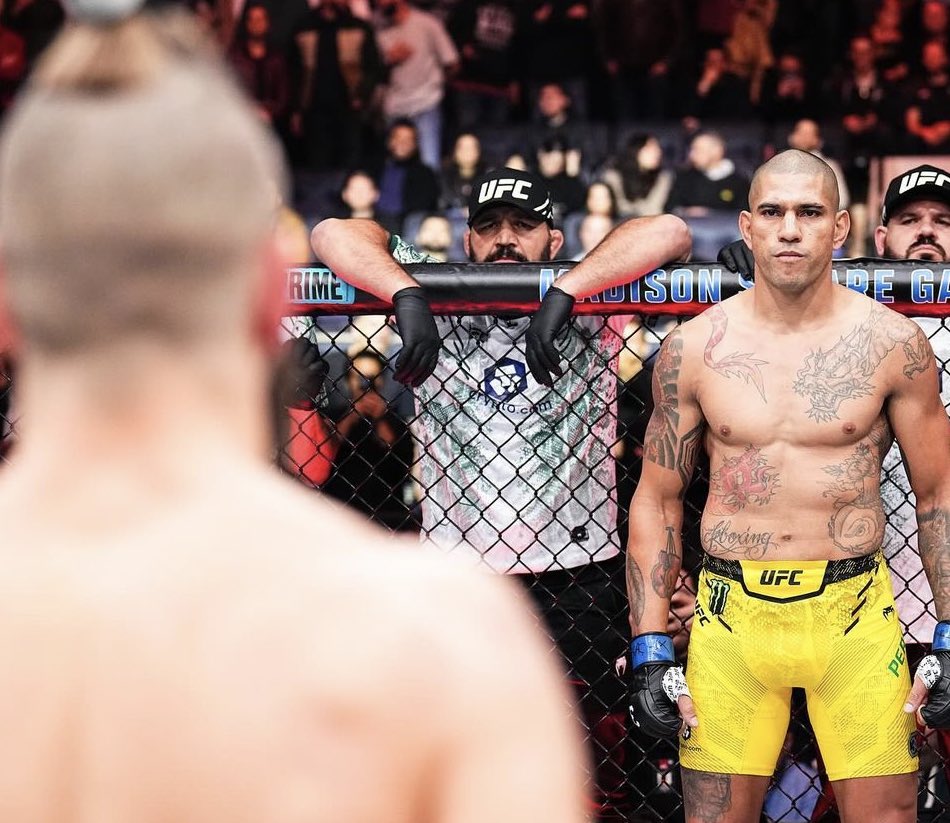 Poatan encarando Jiri Prochaska antes de seu confronto no UFC 295. (Foto: Chris Unger | Crédito: Zuffa LLC via Getty Images | Reprodução: @UFC)