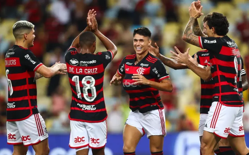 Jogadores do Flamengo comemorando o primeiro gol (imagem: Gilvan de Souza/CRF)