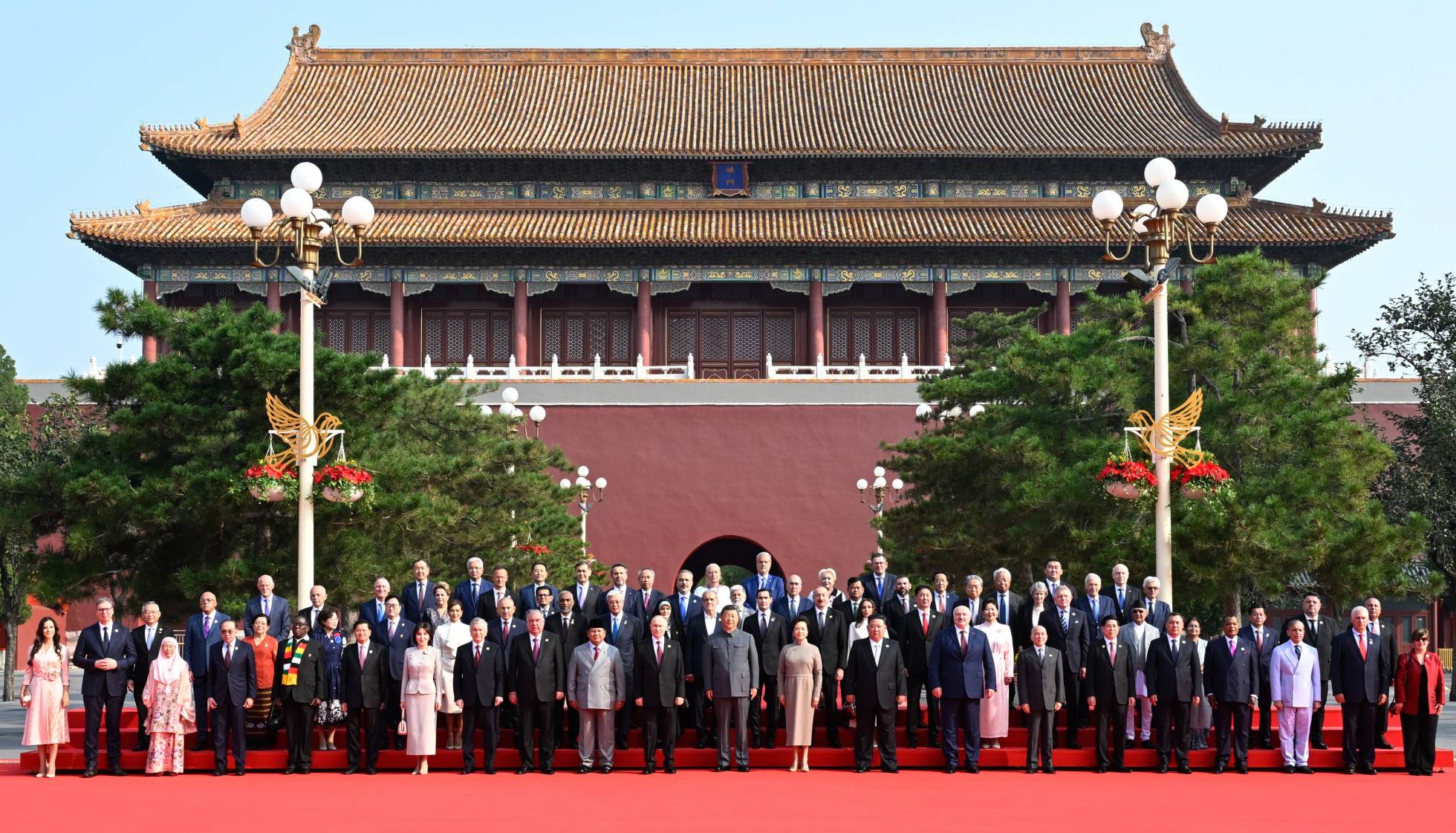 Fila de líderes estrangeiros que participaram da celebração. Foto/Imprensa do Presidente do Azerbaijão.