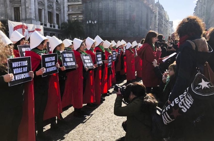 Mulheres unidas em prol da descriminalização no dia de votação do Senado da Argentina
