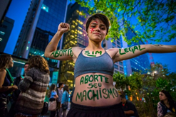 Mulheres clamam pela legalização do aborto e fim do machismo