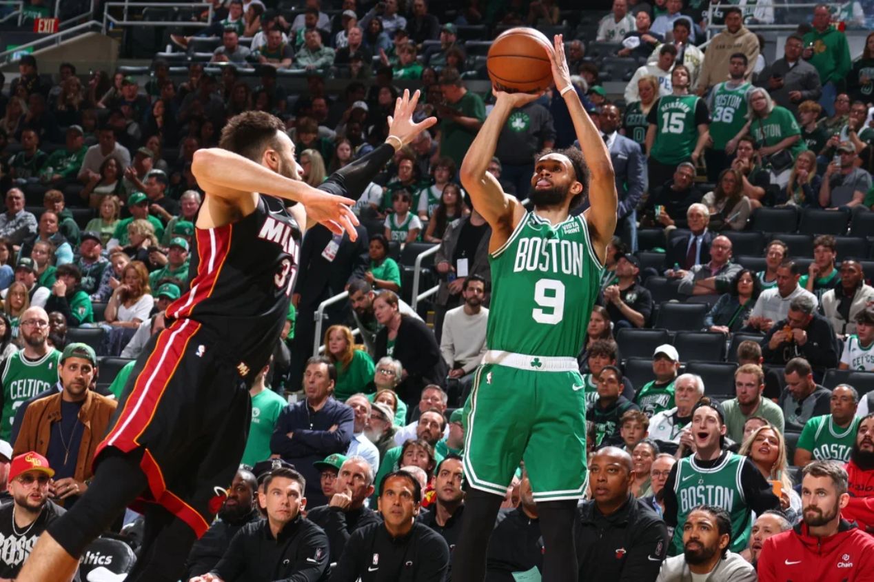 Boston Celtics e Miami Heat em ação pelas Finais de Conferência do Leste Foto: Getty Images