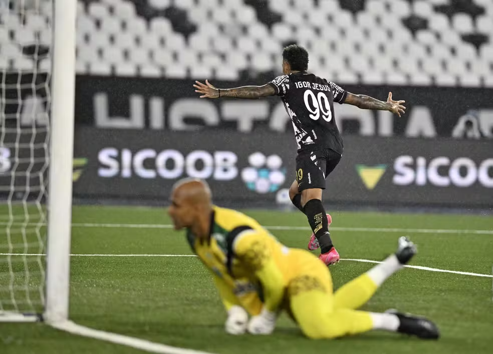 Igor Jesus volta a encontrar o caminho das redes pelo Brasileirão e se redime por expulsão na Libertadores. (Foto: André Durão)
