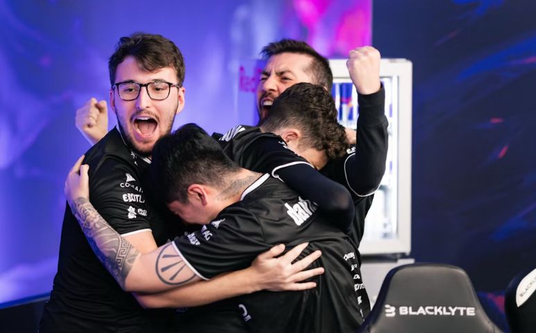 paiN comemorando classificação diante da Virtus.pro.
