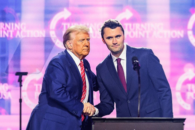 Charlie Kirk ao lado do presidente Trump Foto: Josh Edelson/AFP