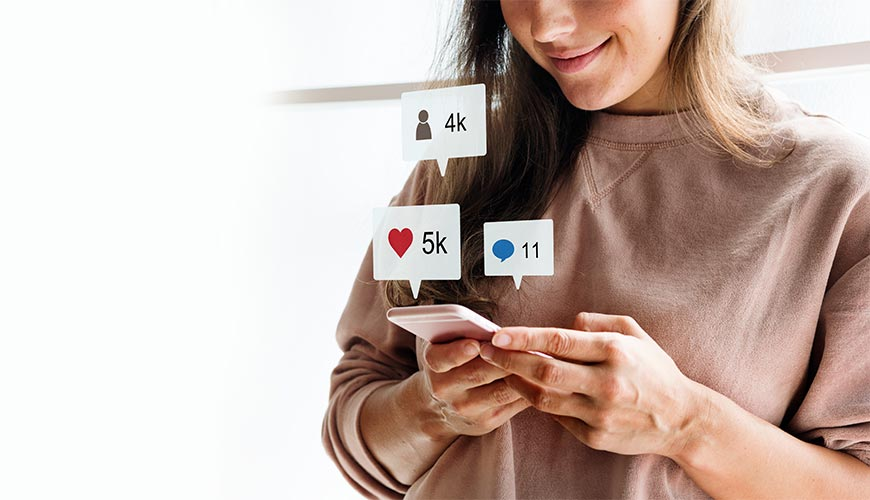 Mulher feliz pelas curtidas nas redes sociais