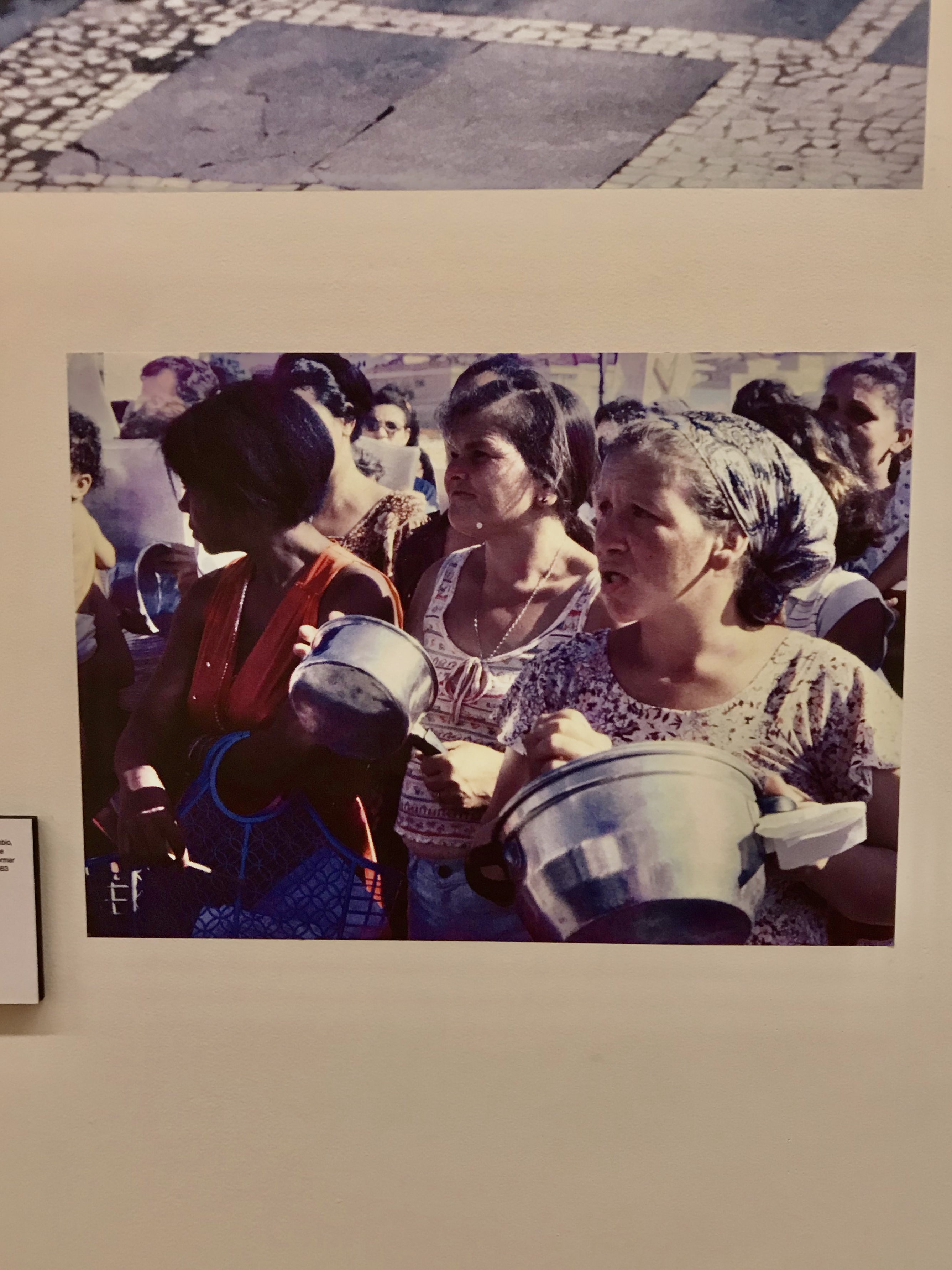 Foto tirada da amostra das "Clube das Mães da Zona Sul"; Mulheres na manifestação reunidas batendo panelas; Foto: Leticia Falaschi