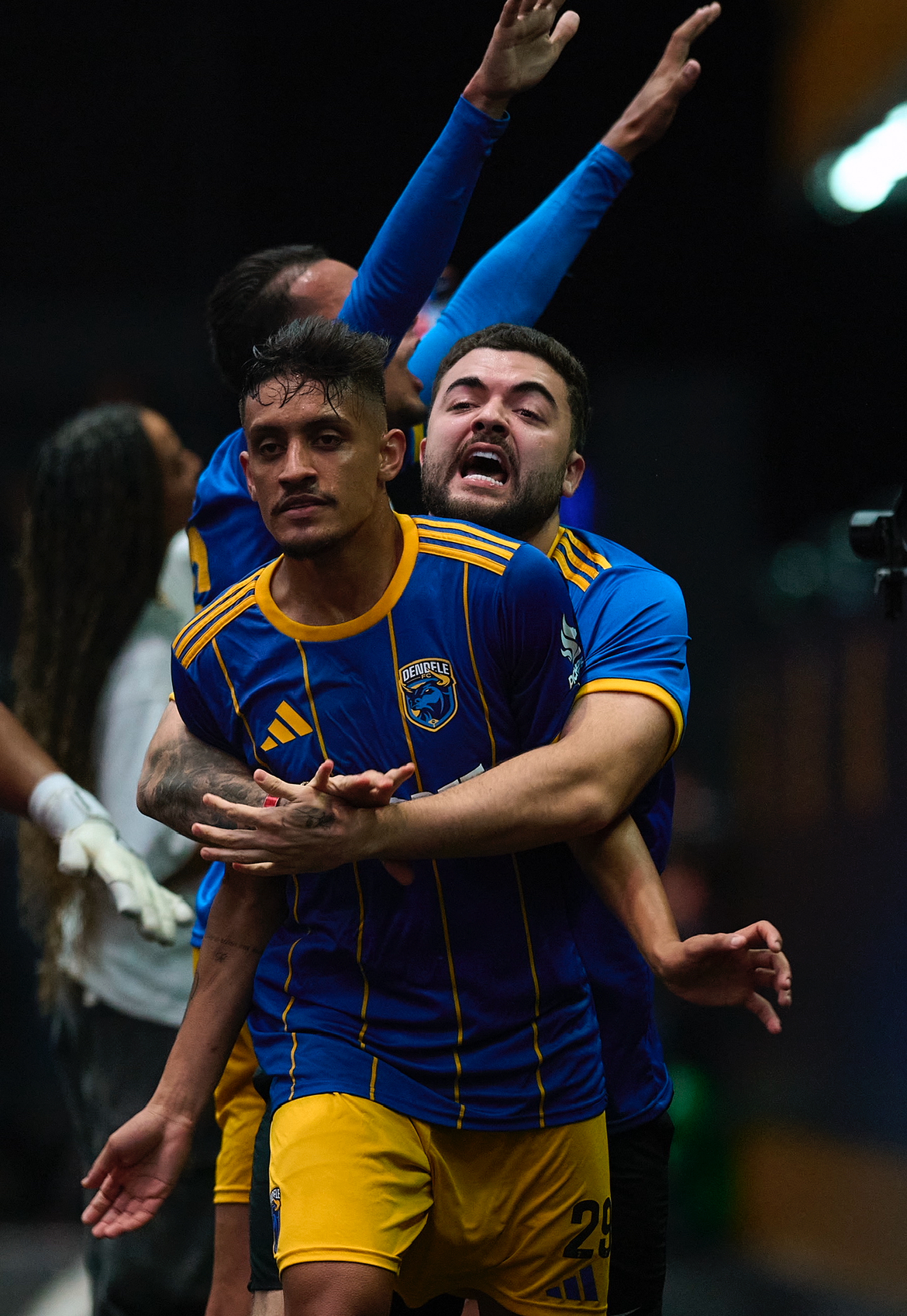 Luqueta, presidente do Dendele, comemora classificação na Kings League com Lucas Hector, jogador do Dendele. Foto: Rebeca Schumaker/Ag. Enquadrar/Kings League