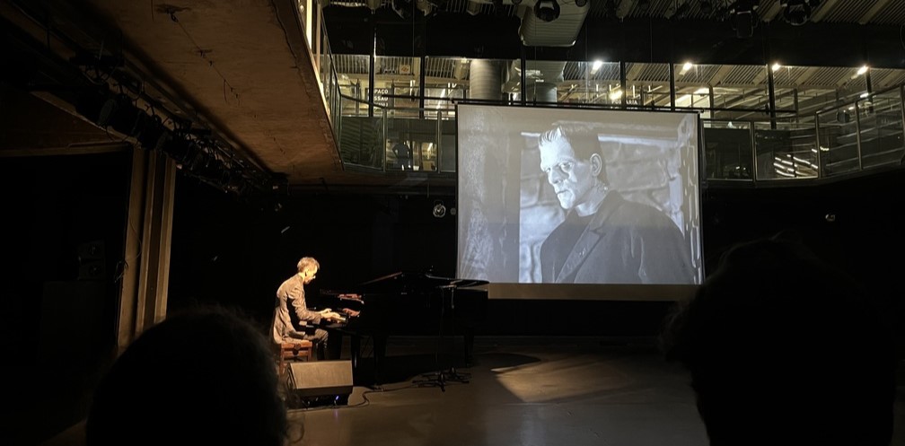 Pianista Tony Berchmans na Mostra Frankenstein do Centro Cultural de São Paulo/ Foto: Beatriz Yamamoto
