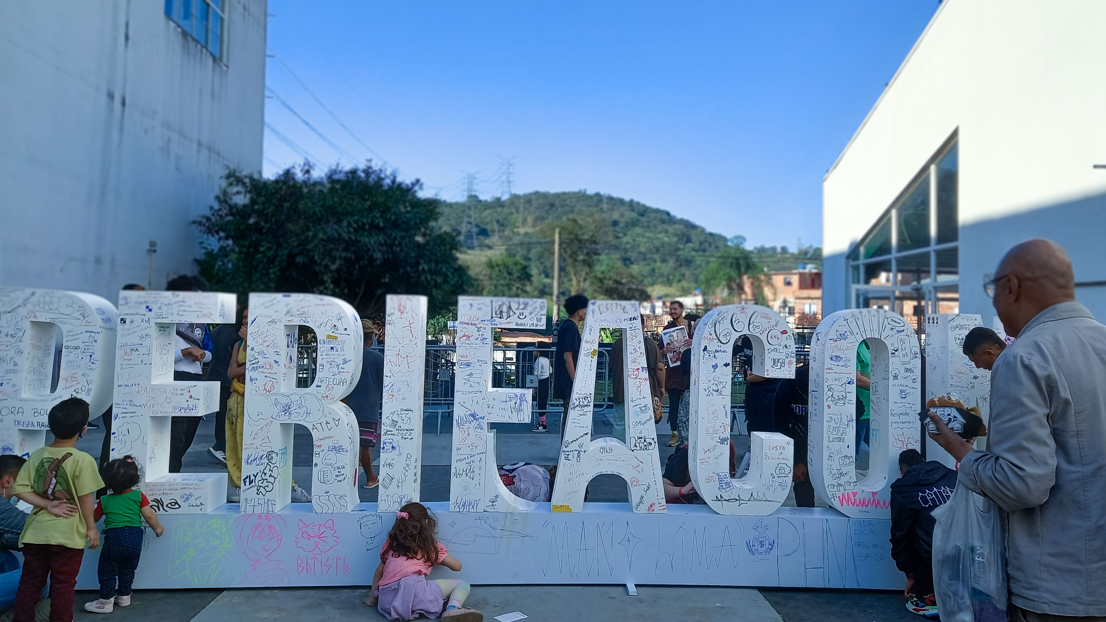 Letreiro da PerifaCon onde os visitantes podiam escrever suas mensagens. Foto: Gustavo Pereira.
