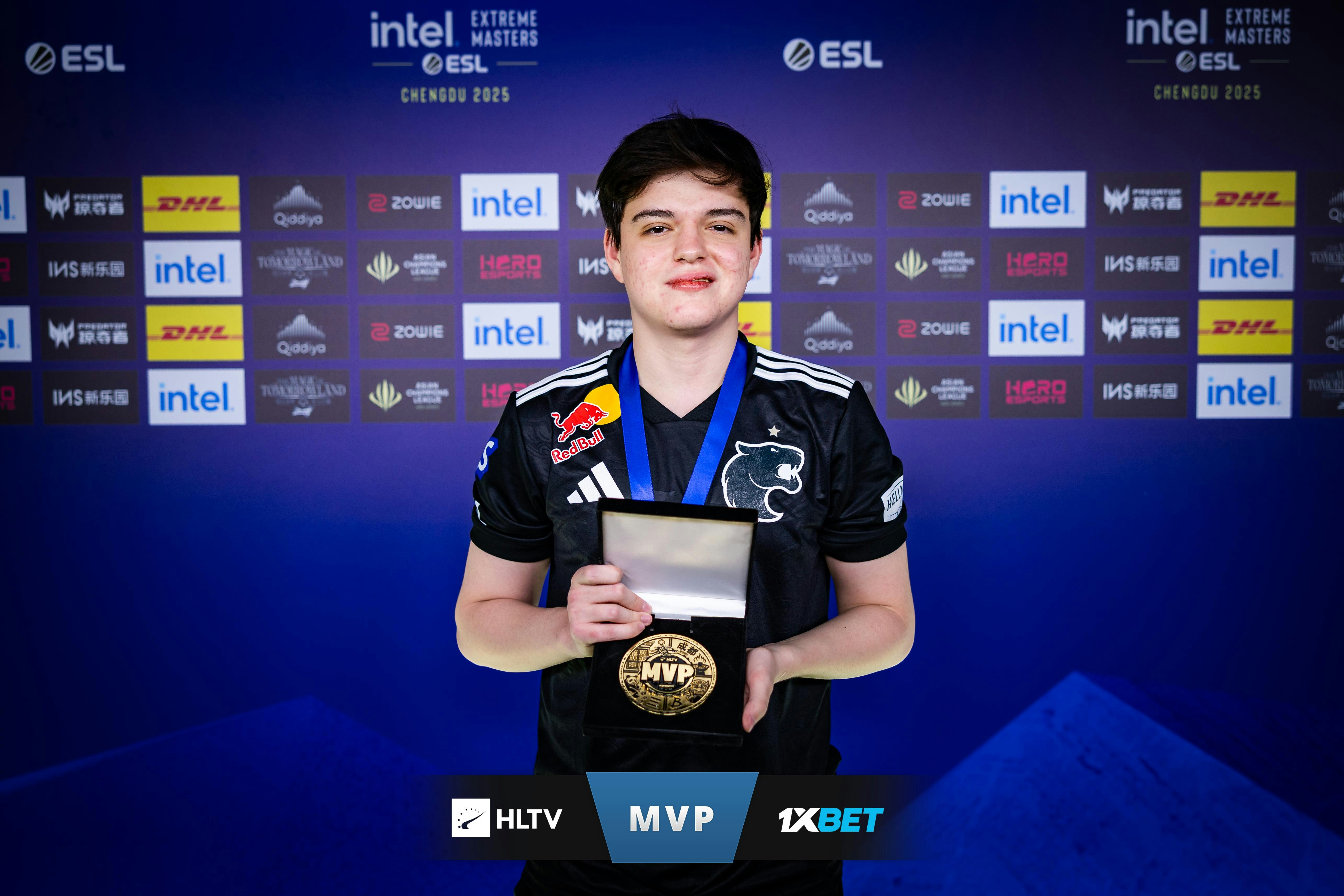 Danil ‘Molodoy’ Gulobenko com o troféu de MVP da IEM Chengdu. Foto: HLTV.org/@brcho_