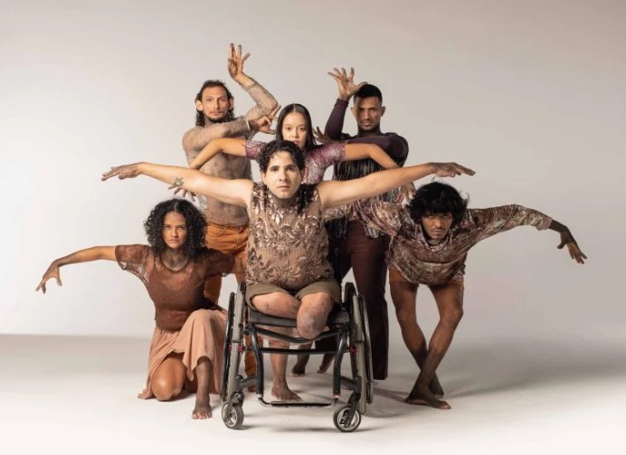 Cena de “Nuvem de Pássaros” espetáculo do grupo Movidos Dança