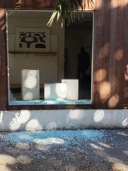 Osklen Ipanema vazia e com vitrines quebradas / Foto: Reprodução