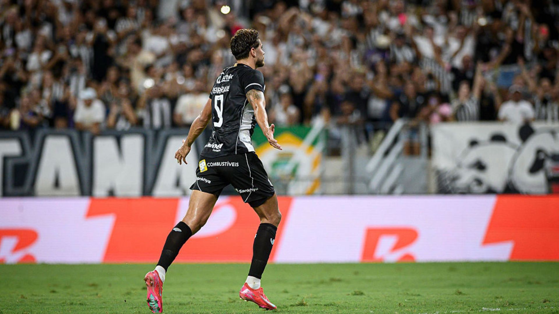 Pedro Raul marca seu segundo gol no brasileirão e ajuda Ceará em mais uma vitória (Foto/Getty Images)