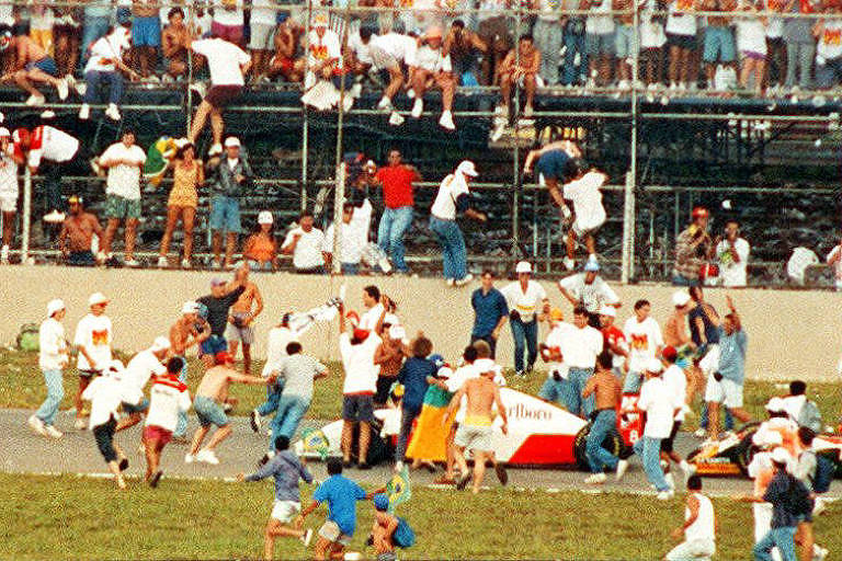 Torcedores brasileiros invadindo a pista do autódromo de Interlagos, para comemorar a vitória de Senna, em 1991. – Foto: Ormuzd Alves