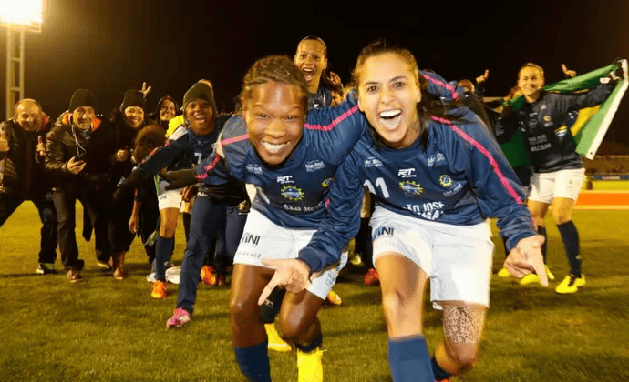 Atletas da equipe feminina do São José comemoram histórico título mundial
