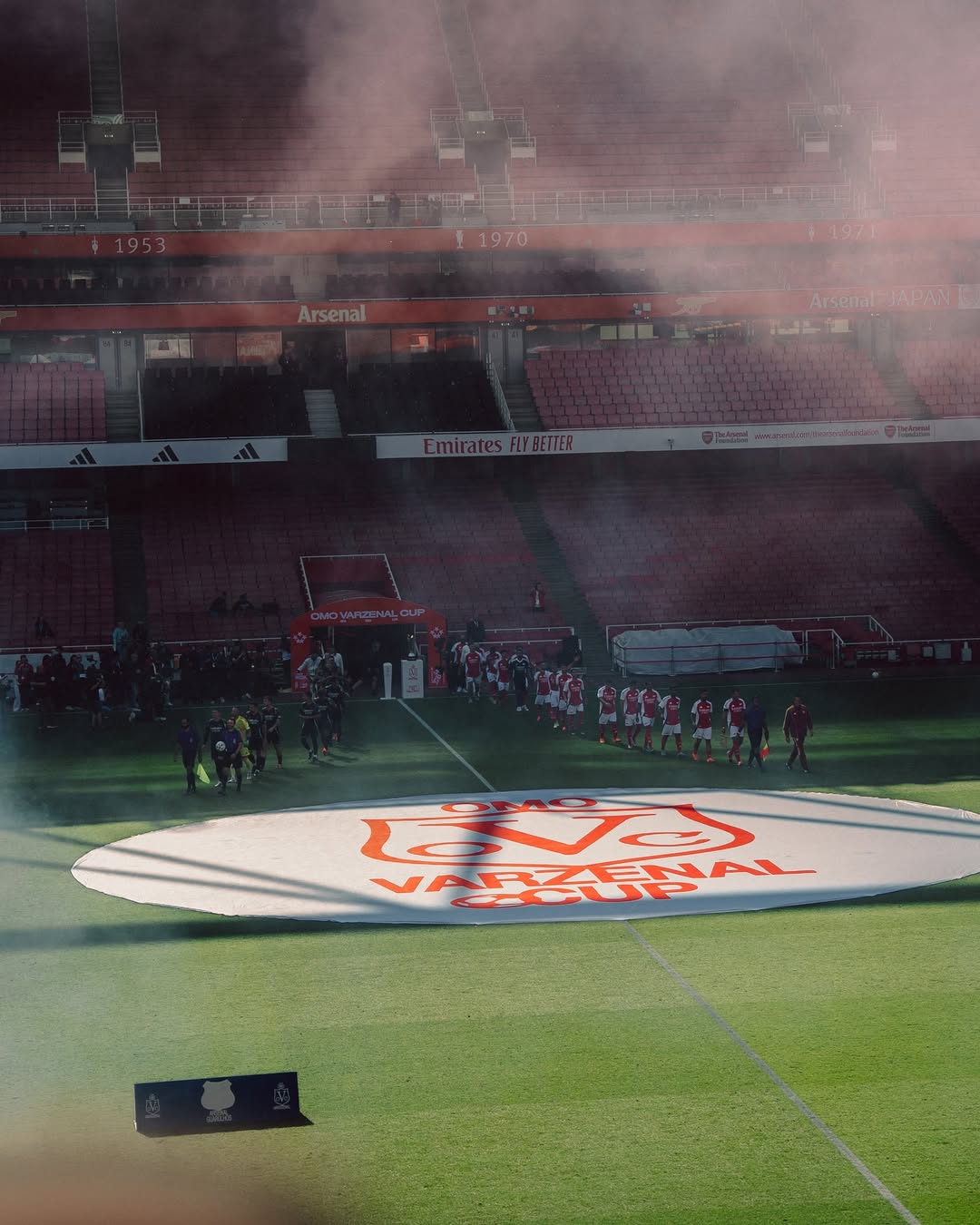 Finalistas entrando em campo