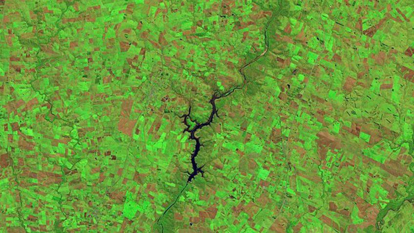 	Em imagens da NASA capturadas por satélite, é possível ver o leito reservatório Paso Severino completamente seco e envolto por fazendas, que prejudicam a retenção de água no local.