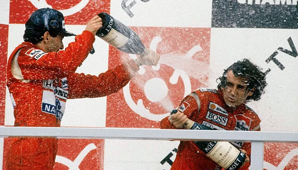 Senna venceu seu primeiro título de campeão mundial em 1988 e Prost comemorou o segundo lugar. – Foto: Reprodução/GE
