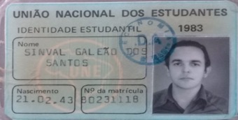 Carteira da União Nacional dos Estudantes de Sinval Galeão (40), logo após sua legalização.