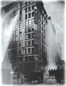 Incêndio na fábrica Triangle Shirtwaist, em 1911, Nova York. Foto: Reprodução