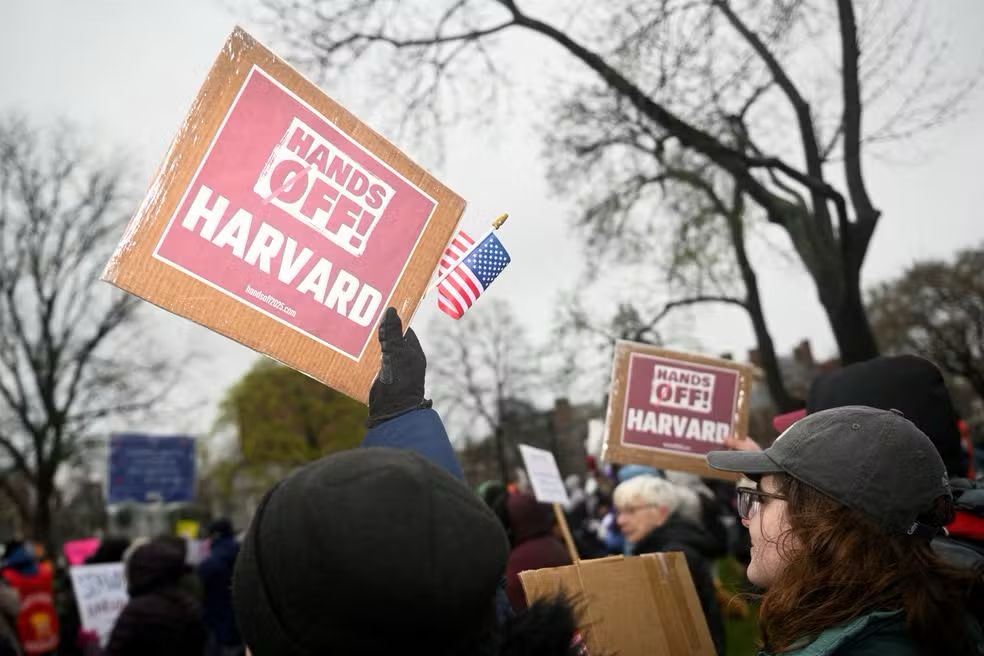 Pessoas protestando contra as medidas do governo Trump.