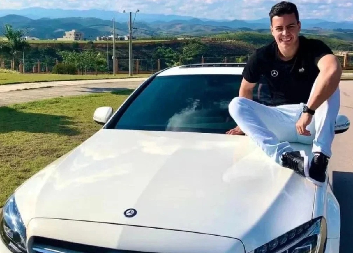 Vitor Belarmino com seu carro antes do acidente. Foto: Reprodução/Rede social de Vitor Belarmino.
