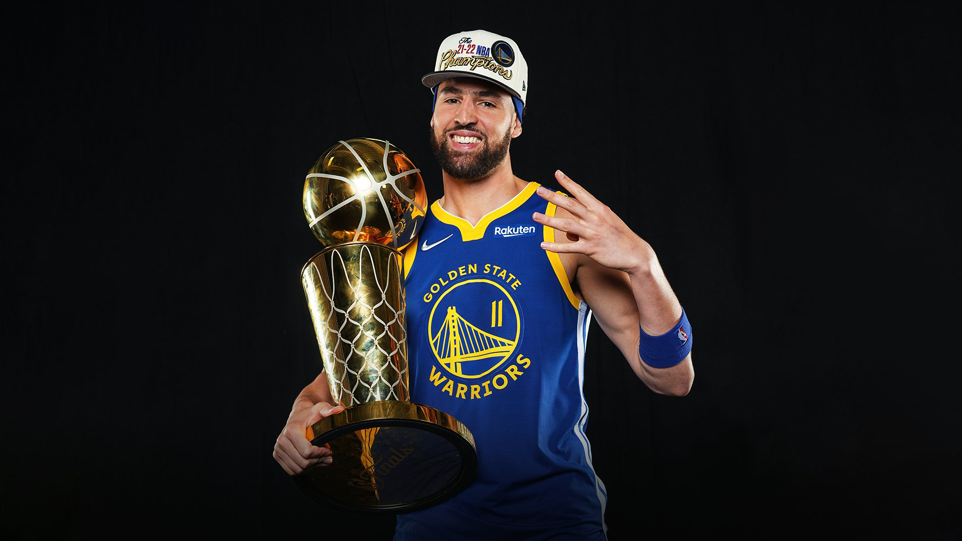 Klay Thompson com o troféu de campeão da NBA Foto:Reprodução/radiozona.com.br